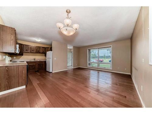 158 Maunsell Close Ne, Calgary, AB - Indoor Photo Showing Kitchen