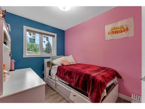 97 Shawinigan Drive Sw, Calgary, AB - Indoor Photo Showing Bedroom