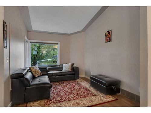 97 Shawinigan Drive Sw, Calgary, AB - Indoor Photo Showing Living Room