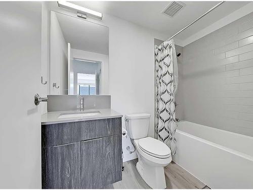 215-123 4 Street Ne, Calgary, AB - Indoor Photo Showing Bathroom