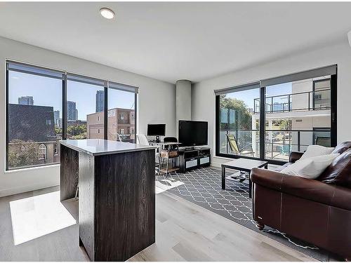 215-123 4 Street Ne, Calgary, AB - Indoor Photo Showing Living Room