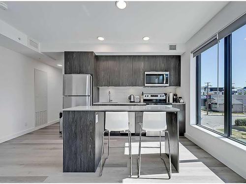 215-123 4 Street Ne, Calgary, AB - Indoor Photo Showing Kitchen With Stainless Steel Kitchen With Upgraded Kitchen