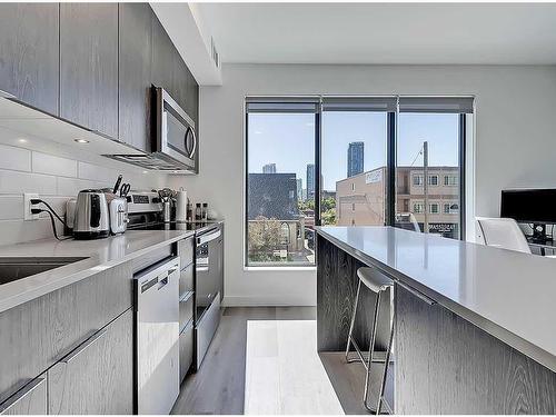 215-123 4 Street Ne, Calgary, AB - Indoor Photo Showing Kitchen