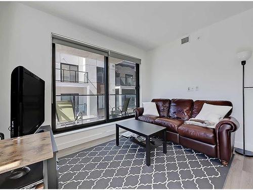 215-123 4 Street Ne, Calgary, AB - Indoor Photo Showing Living Room