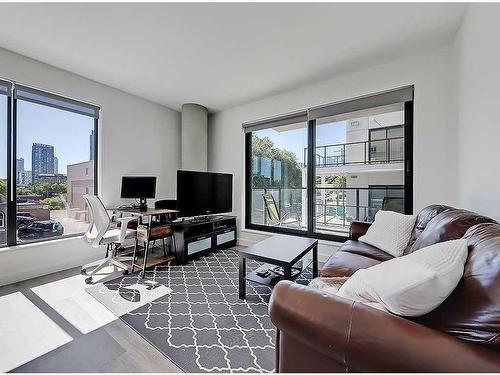 215-123 4 Street Ne, Calgary, AB - Indoor Photo Showing Living Room