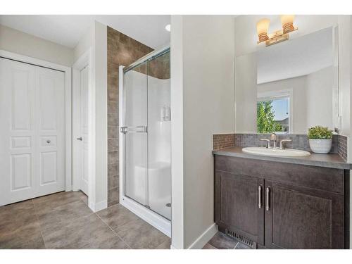 393 River Heights Drive, Cochrane, AB - Indoor Photo Showing Bathroom