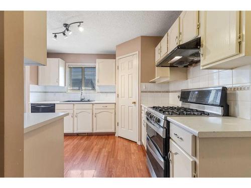 714 Martindale Boulevard Ne, Calgary, AB - Indoor Photo Showing Kitchen