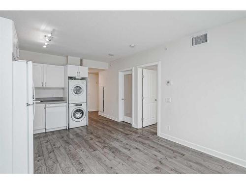 1305-10 Brentwood Common Nw, Calgary, AB - Indoor Photo Showing Laundry Room