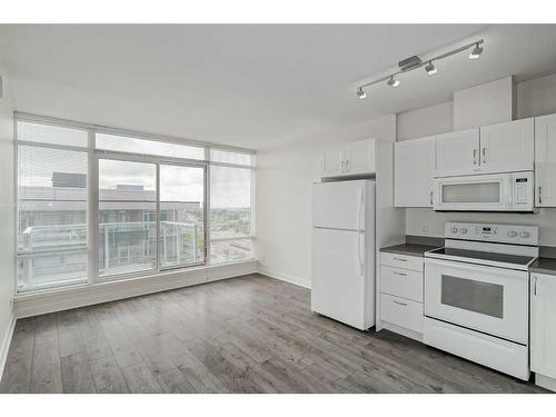 1305-10 Brentwood Common Nw, Calgary, AB - Indoor Photo Showing Kitchen