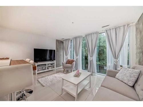 208-1020 9 Avenue Se, Calgary, AB - Indoor Photo Showing Living Room