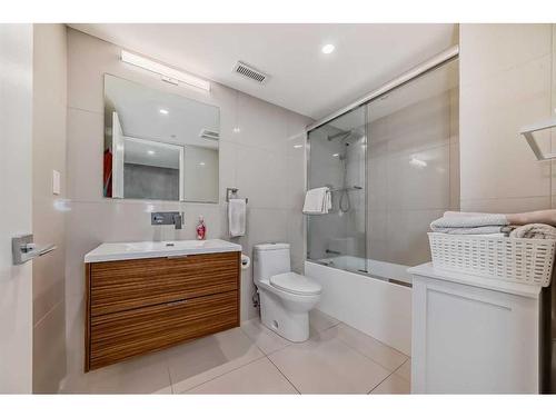 208-1020 9 Avenue Se, Calgary, AB - Indoor Photo Showing Bathroom