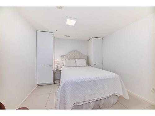 208-1020 9 Avenue Se, Calgary, AB - Indoor Photo Showing Bedroom