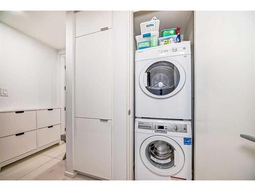 208-1020 9 Avenue Se, Calgary, AB - Indoor Photo Showing Laundry Room