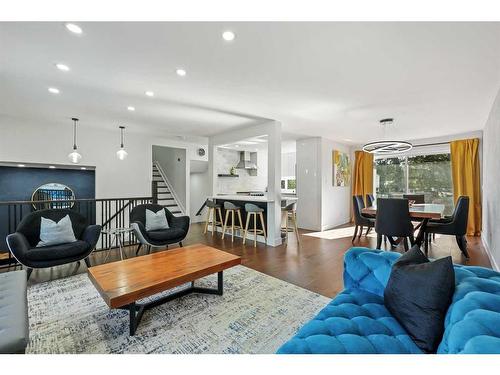 210 Canterbury Place Sw, Calgary, AB - Indoor Photo Showing Living Room