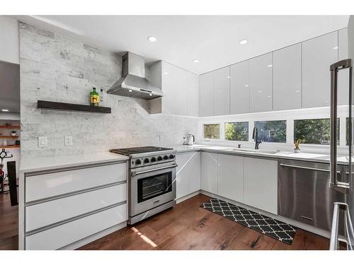 210 Canterbury Place Sw, Calgary, AB - Indoor Photo Showing Kitchen With Upgraded Kitchen