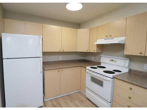 8119-304 Mackenzie Way Sw, Airdrie, AB - Indoor Photo Showing Kitchen