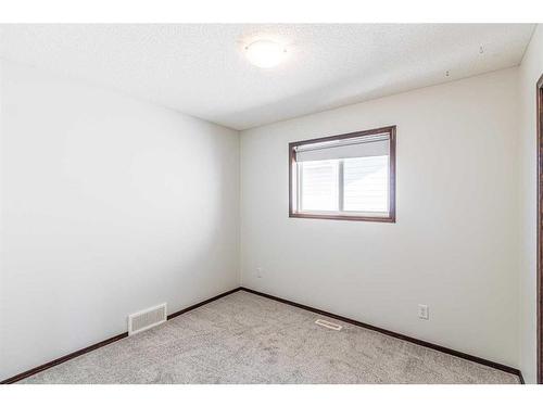 48 Eversyde Manor Sw, Calgary, AB - Indoor Photo Showing Other Room