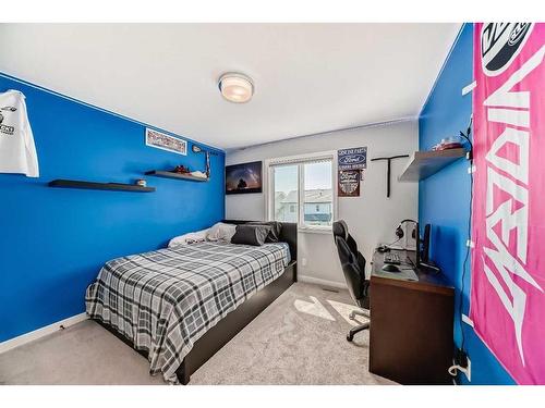 572 Chinook Gate Square Sw, Airdrie, AB - Indoor Photo Showing Bedroom