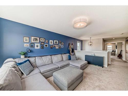 572 Chinook Gate Square Sw, Airdrie, AB - Indoor Photo Showing Living Room