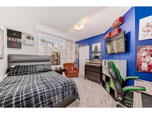 572 Chinook Gate Square Sw, Airdrie, AB - Indoor Photo Showing Bedroom