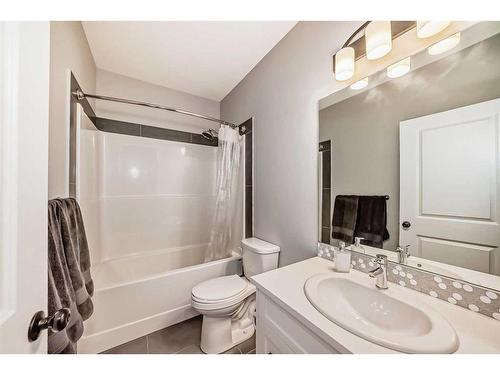 572 Chinook Gate Square Sw, Airdrie, AB - Indoor Photo Showing Bathroom