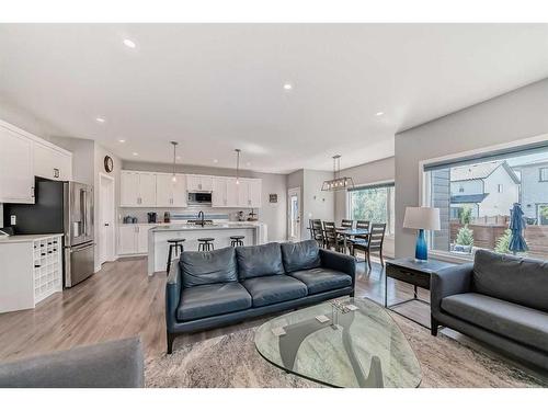 572 Chinook Gate Square Sw, Airdrie, AB - Indoor Photo Showing Living Room