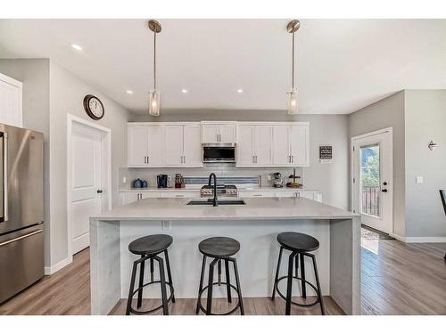 572 Chinook Gate Square Sw, Airdrie, AB - Indoor Photo Showing Kitchen With Upgraded Kitchen