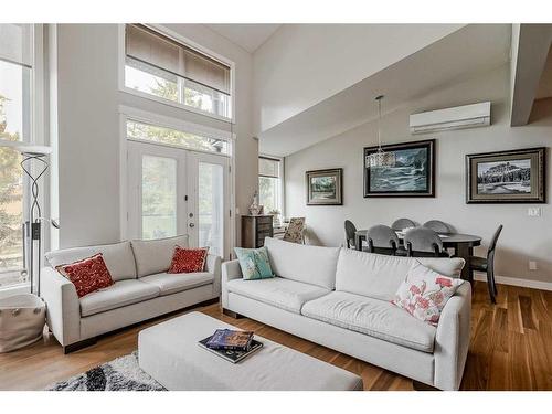 2-517 5 Street Ne, Calgary, AB - Indoor Photo Showing Living Room