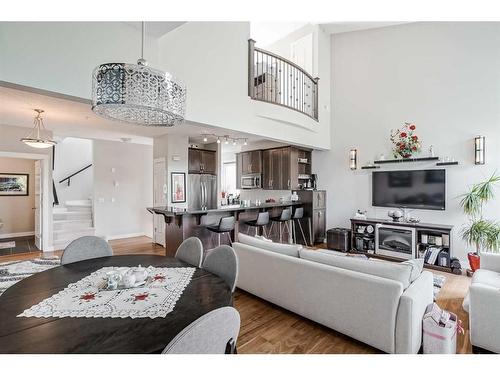 2-517 5 Street Ne, Calgary, AB - Indoor Photo Showing Living Room