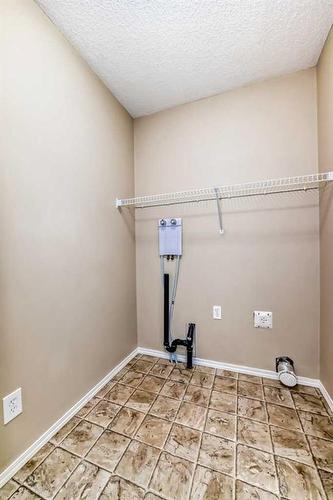 273 New Brighton Lane Se, Calgary, AB - Indoor