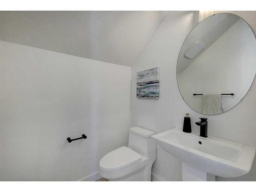 3 Lawrence Green Se, Airdrie, AB - Indoor Photo Showing Bathroom