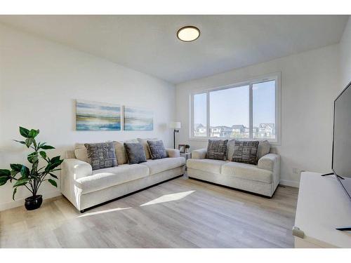 3 Lawrence Green Se, Airdrie, AB - Indoor Photo Showing Living Room