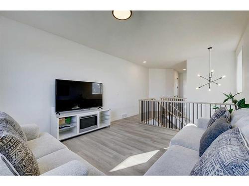 3 Lawrence Green Se, Airdrie, AB - Indoor Photo Showing Living Room