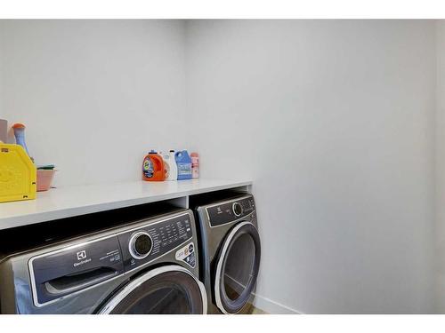 3 Lawrence Green Se, Airdrie, AB - Indoor Photo Showing Laundry Room