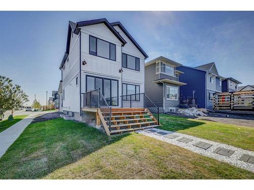 3 Lawrence Green Se, Airdrie, AB - Outdoor