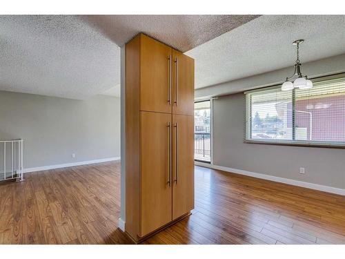 902-2200 Woodview Drive Sw, Calgary, AB - Indoor Photo Showing Other Room