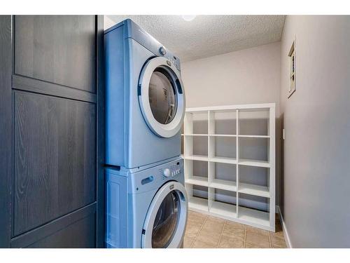 902-2200 Woodview Drive Sw, Calgary, AB - Indoor Photo Showing Laundry Room