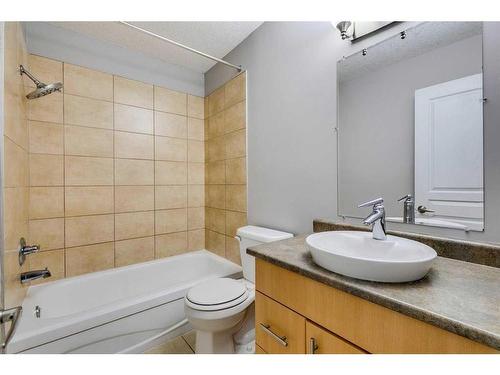 902-2200 Woodview Drive Sw, Calgary, AB - Indoor Photo Showing Bathroom