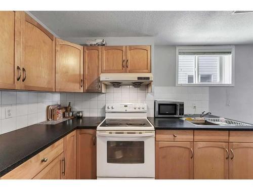 163 Taravista Drive Ne, Calgary, AB - Indoor Photo Showing Kitchen