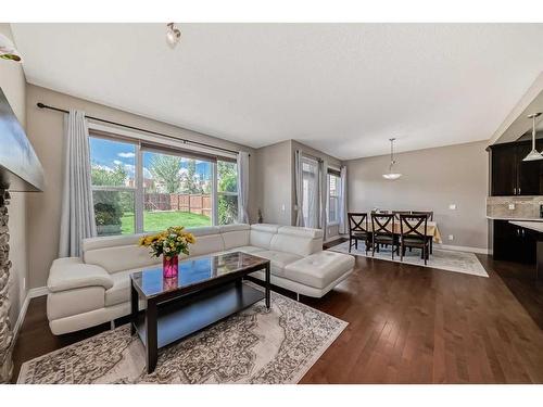 41 Sherwood Heights Nw, Calgary, AB - Indoor Photo Showing Living Room