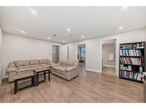 41 Sherwood Heights Nw, Calgary, AB - Indoor Photo Showing Living Room