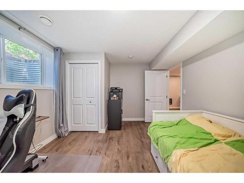 41 Sherwood Heights Nw, Calgary, AB - Indoor Photo Showing Bedroom