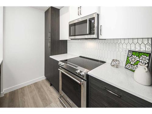 130-2117 81 Street, Calgary, AB - Indoor Photo Showing Kitchen