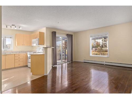 6102-304 Mackenzie Way Sw, Airdrie, AB - Indoor Photo Showing Kitchen