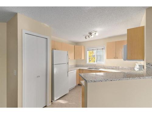 6102-304 Mackenzie Way Sw, Airdrie, AB - Indoor Photo Showing Kitchen