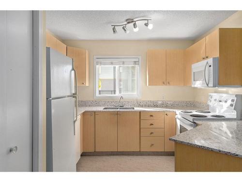 6102-304 Mackenzie Way Sw, Airdrie, AB - Indoor Photo Showing Kitchen