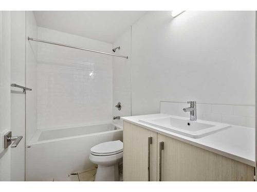 233 & 237, 225 & 229 Creekside Drive Sw, Calgary, AB - Indoor Photo Showing Bathroom