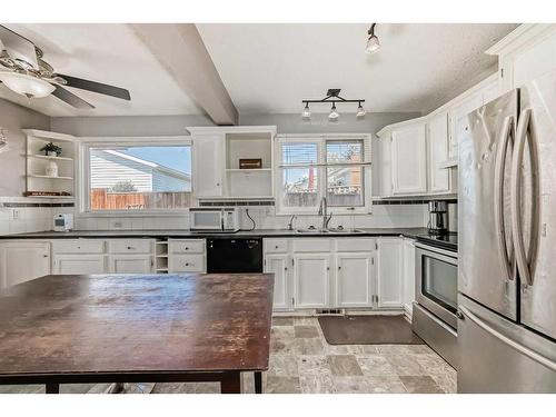 31 Shawcliffe Place Sw, Calgary, AB - Indoor Photo Showing Kitchen With Double Sink