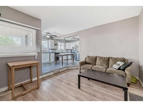 31 Shawcliffe Place Sw, Calgary, AB - Indoor Photo Showing Living Room