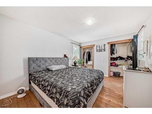 31 Shawcliffe Place Sw, Calgary, AB - Indoor Photo Showing Bedroom